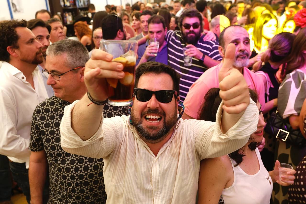 El tardeo se impone en las casetas de la Feria de Córdoba para disfrute de propios y extraños