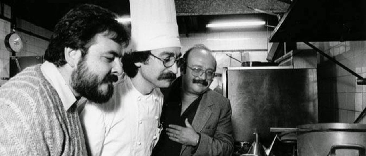 Los escritores Jaume Fuster y Manuel Vázquez Montalbán con el cocinero Antonio Ferrer.