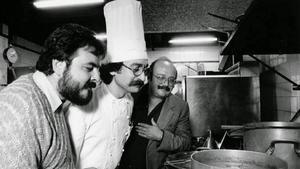 Los escritores Jaume Fuster y Manuel Vázquez Montalbán con el cocinero Antonio Ferrer.