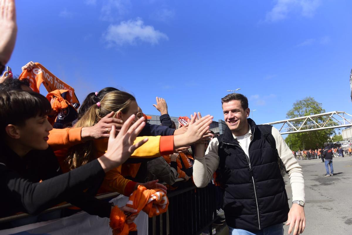 Llegada de los jugadores del Leyma al Coliseum antes del derbi frente al Obradoiro