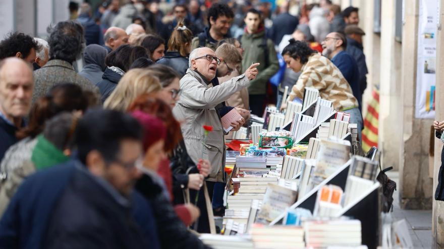 En imágenes | Miles de personas desafían al cierzo en un Día del Libro de récord