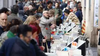 Los zaragozanos desafían al cierzo en un Día del Libro de récord