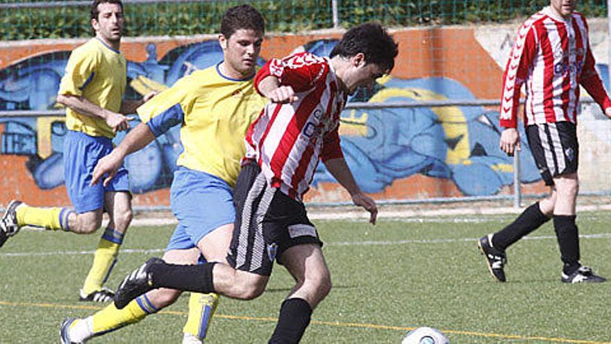 Un jugador del Atlético Zamora de Provincial de Aficionados conduce el balón durante un duelo del pasado curso.