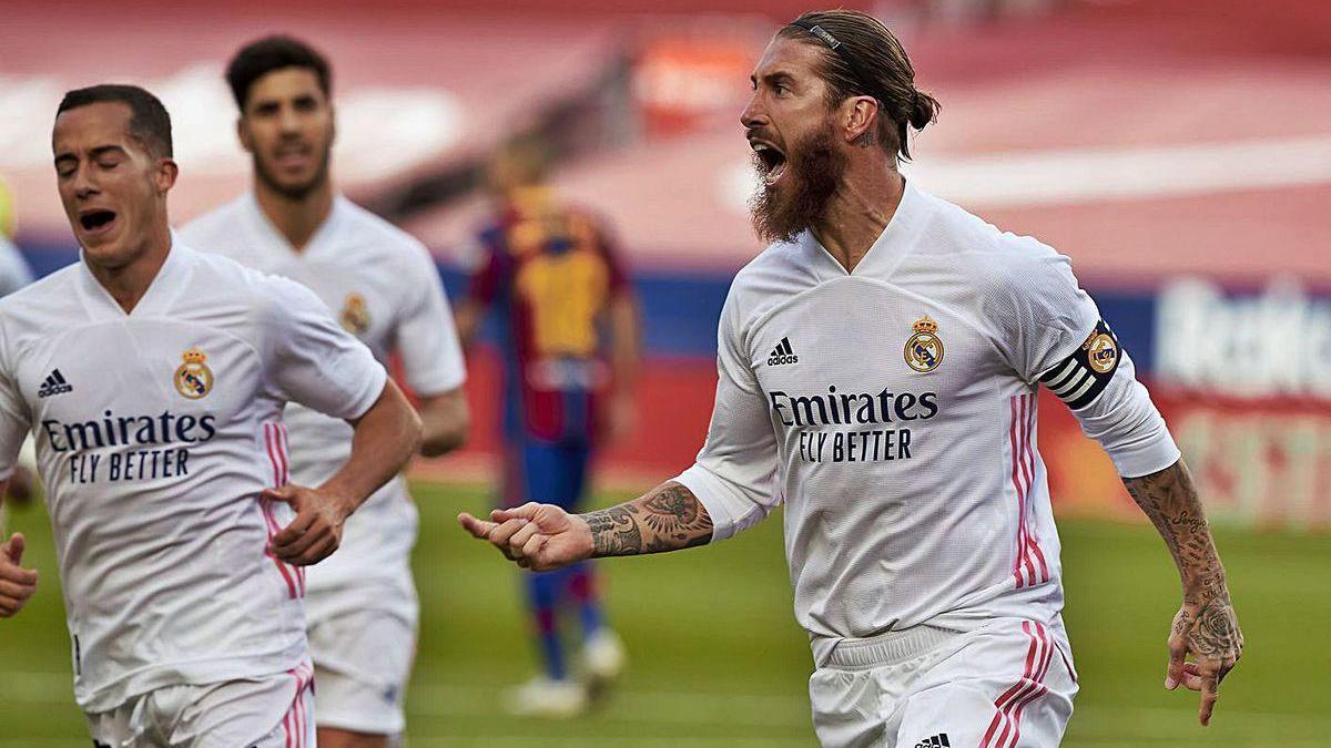 Sergio Ramos celebra con Lucas Vázquez su gol ante el Barcelona.