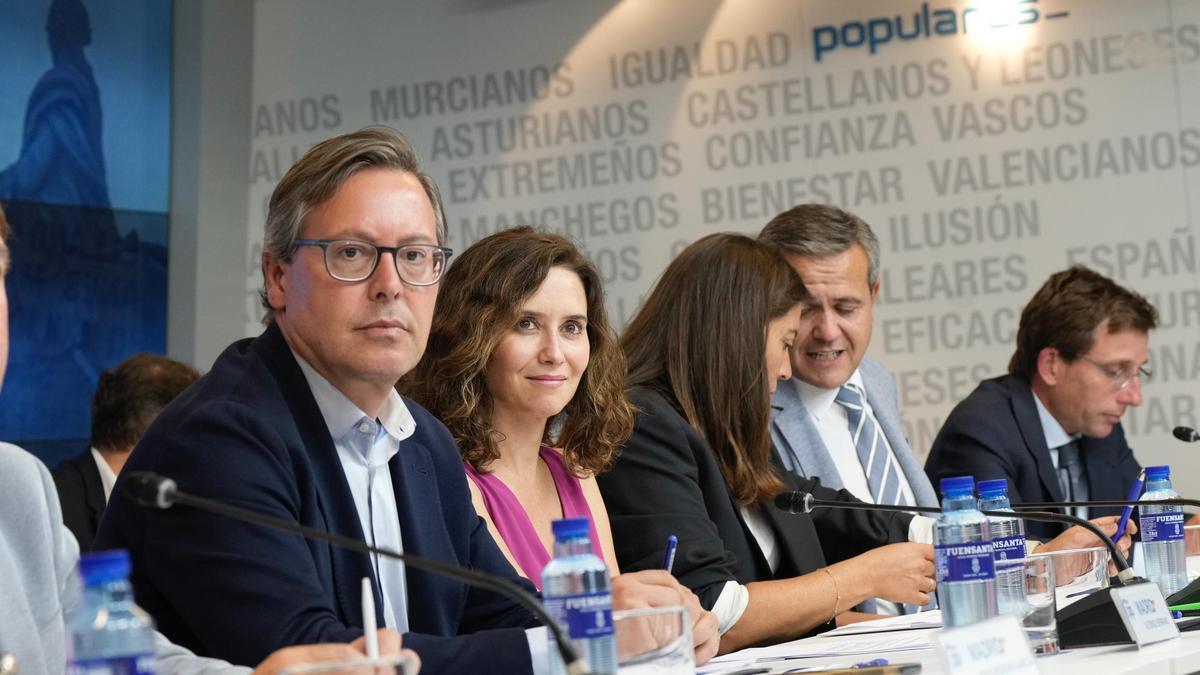 Isabel Díaz Ayuso junto al número dos del PP de Madrid, Alfonso Serrano, rodeados de su equipo de dirección.