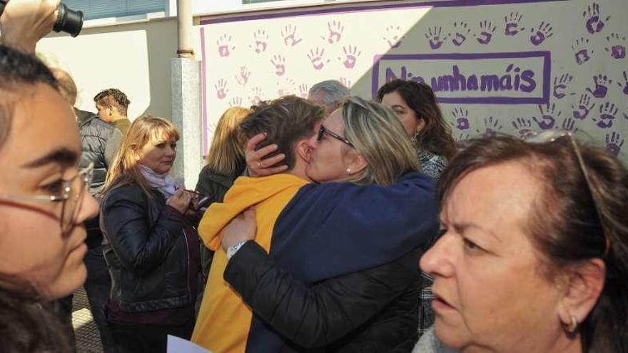 Una de las docentes abraza al joven que leyó el manifiesto en el IES de Valga. // Iñaki Abella