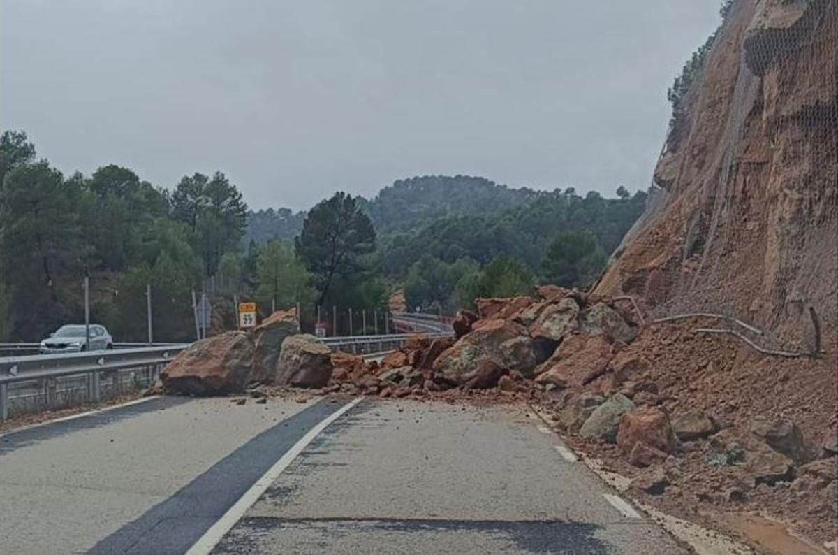 Imatge de l'esllavissada que tallava la C-37z al seu pas per Castellfollit del Boix