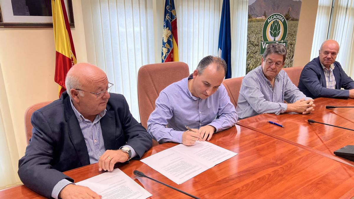 El alcalde firma la adhesión en presencia de Hurtado.