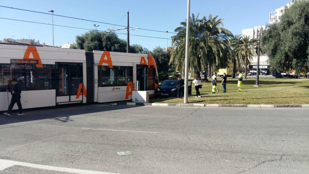 El vehículo ha quedado en medio de las vías y no ha habido que lamentar heridos