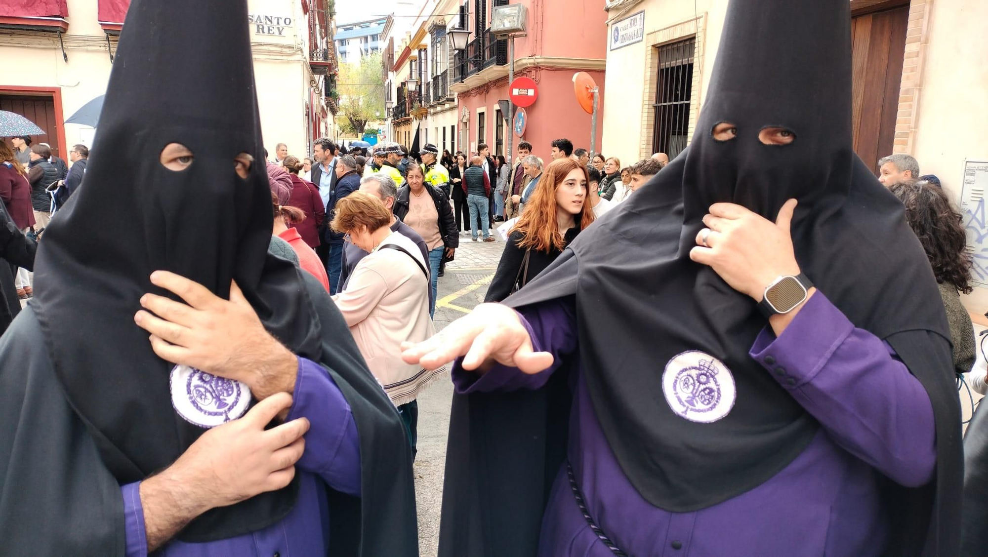 Nazarenos de San Bernardo comprueba si caen gotas de lluvia Miércoles Santo