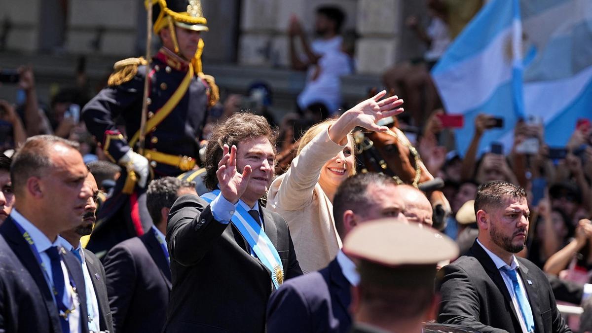 Javier Miley, acompañado de su hermana Karina Milei, durante la ceremonia de investidura como presidente de Argentina.
