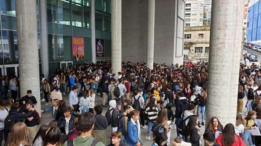 Policía Local y Nacional tuvieron que intervenir ante la aglomeración de 2.000 jóvenes en el Mar de Vigo. // Marta G. Brea