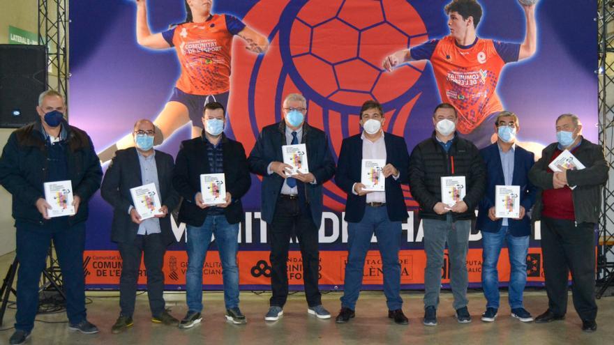 Castelló y Torrevieja acogen los primeros actos de presentación del libro de la historia del balonmano valenciano