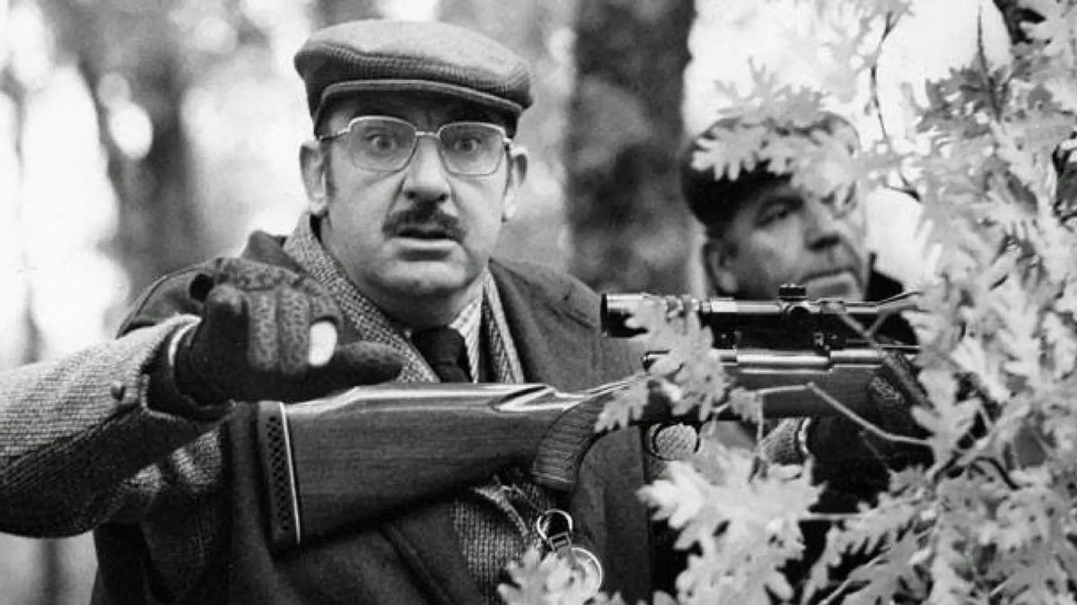 Borau, en la película 'Furtivos', en la que se reservó un pequeño papel y encarnó al gobernador franquista aficionado a la caza.