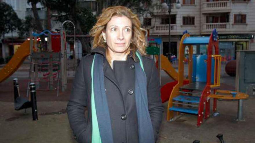 La hermana del fallecido ayer en una calle de Alzira.