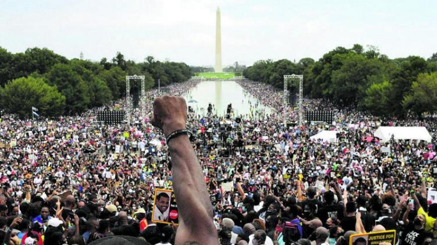 Miles de personas marchan en Washington contra el racismo