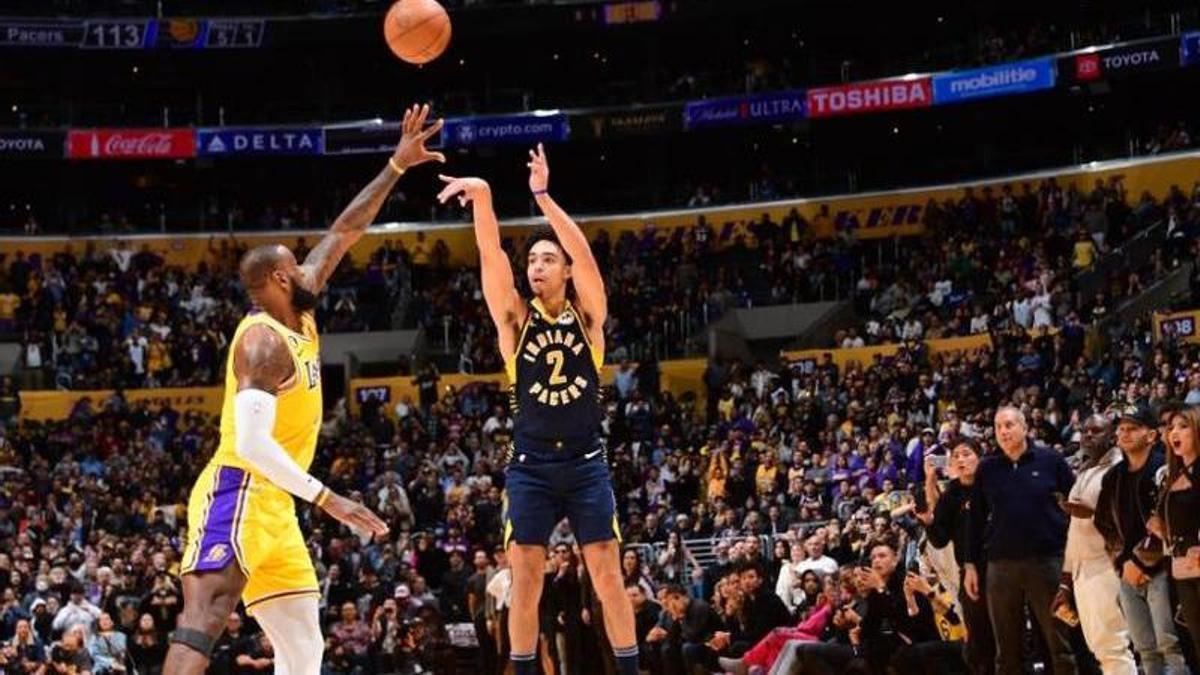 Andrew Nembhard mete el triple de la victoria ante la defensa de LeBron James.