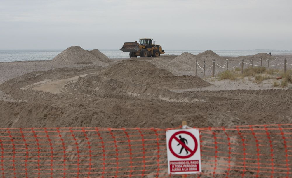 Se inician los trabajos de retirada de piedras en la playa de Canet