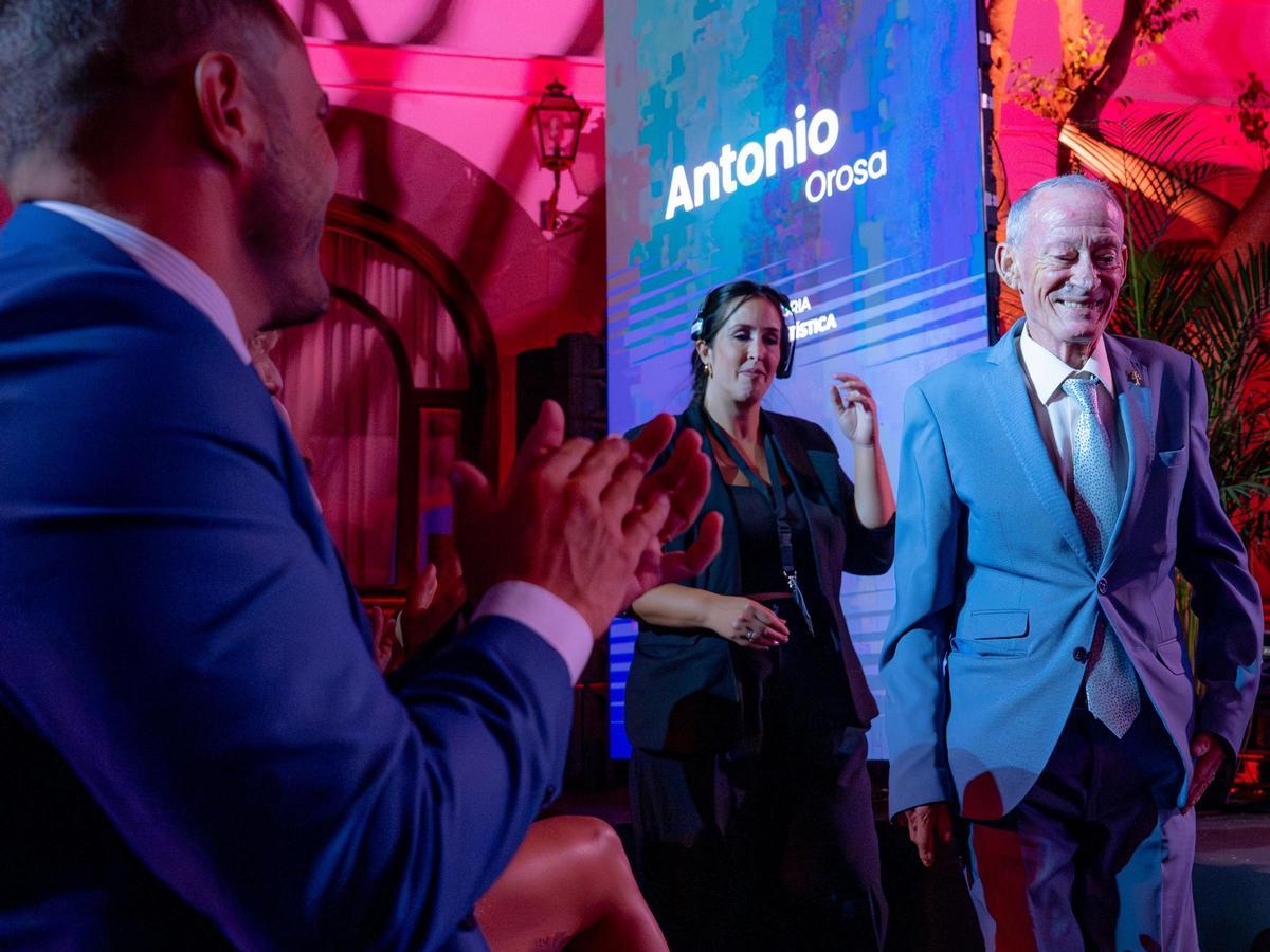 Toni Orosa (d), en septiembre de 2025, en La Recova, en los Premios del Turismo de Arrecife