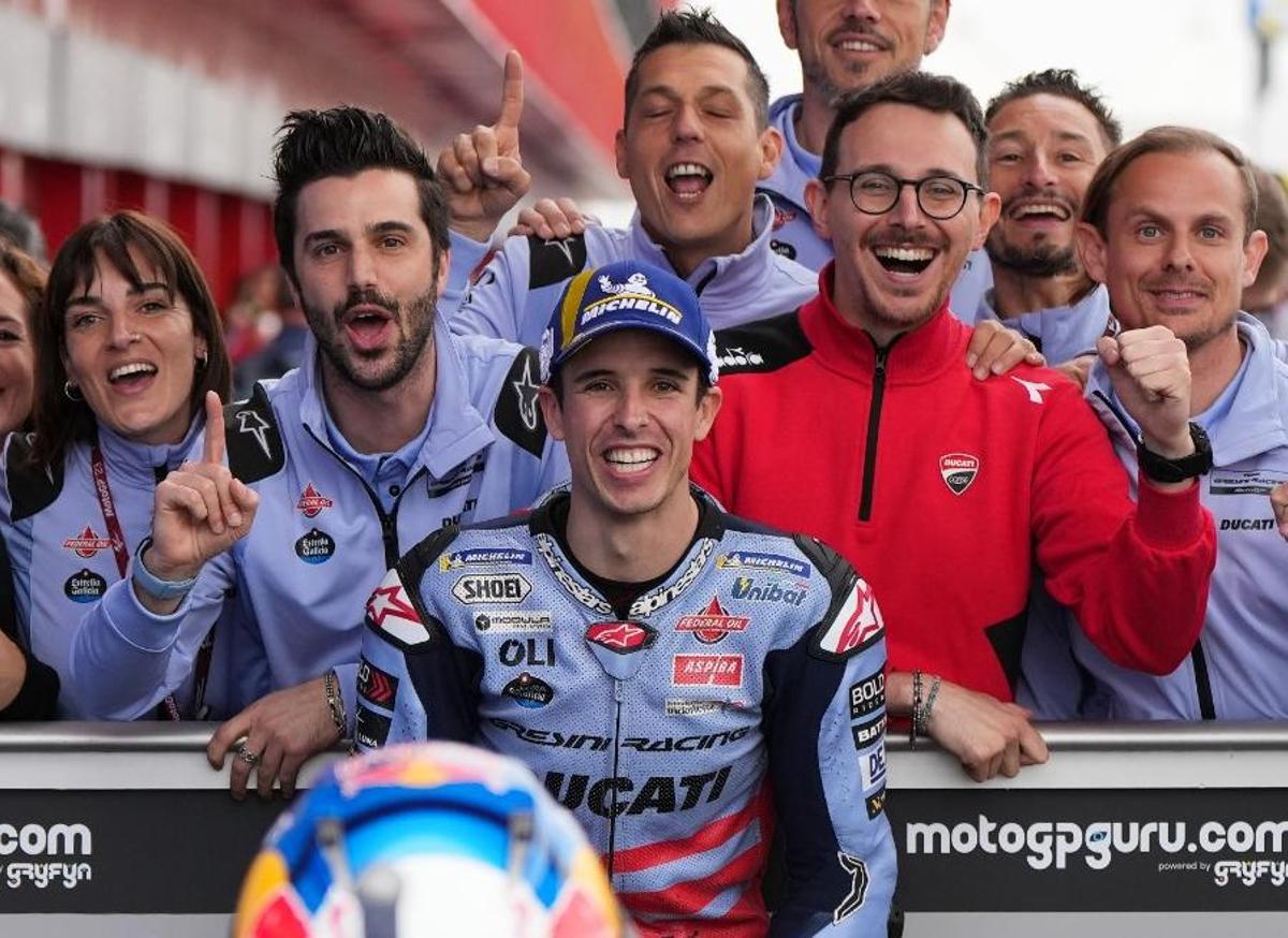 Alex Márquez celebra su podio de ayer, en Argentina, con todo el equipo Gresini Racing.
