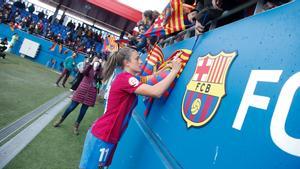 Alexia Putellas firma camisetas durante el partido entre Barça y Athletic
