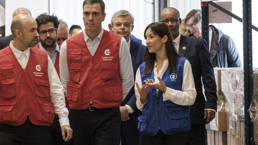 Pedro Sánchez, el viernes en el PMA, con el ministro José Manuel Albares.