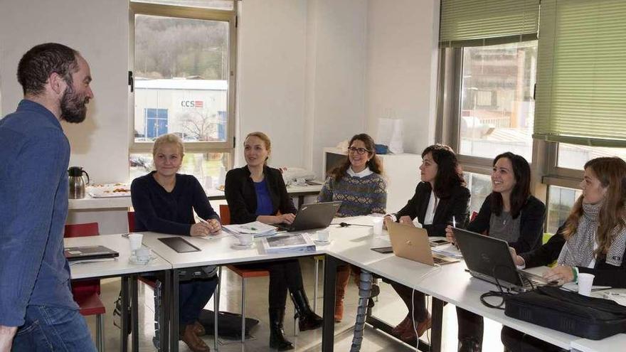 Iván Diego, junto a representantes de los centros y organizaciones que participan en el proyecto.