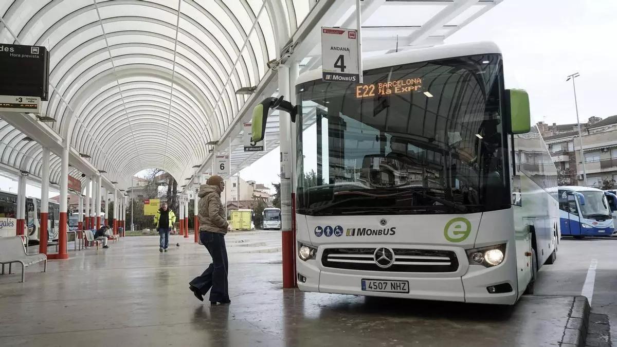 Un bus de la línia e22 que va directe de Manresa a Barcelona