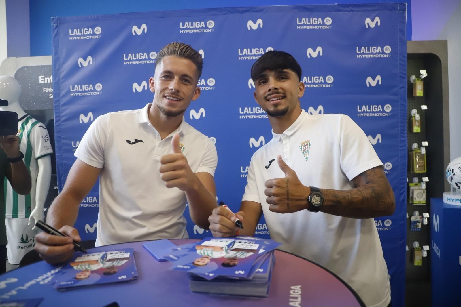 La firma de autógrafos de Isma Ruiz y Kevin Medina en la tienda de Movistar en imágenes