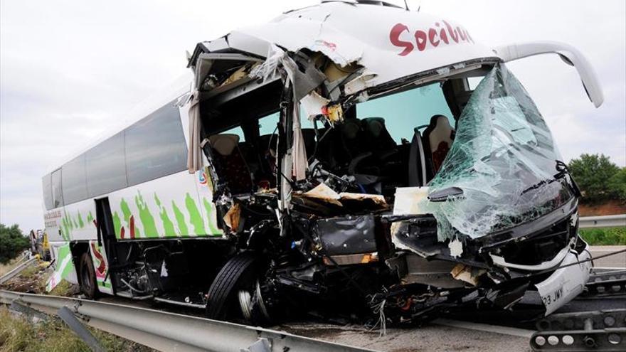 Dos heridos graves y nueve leves tras chocar un autobús contra un camión