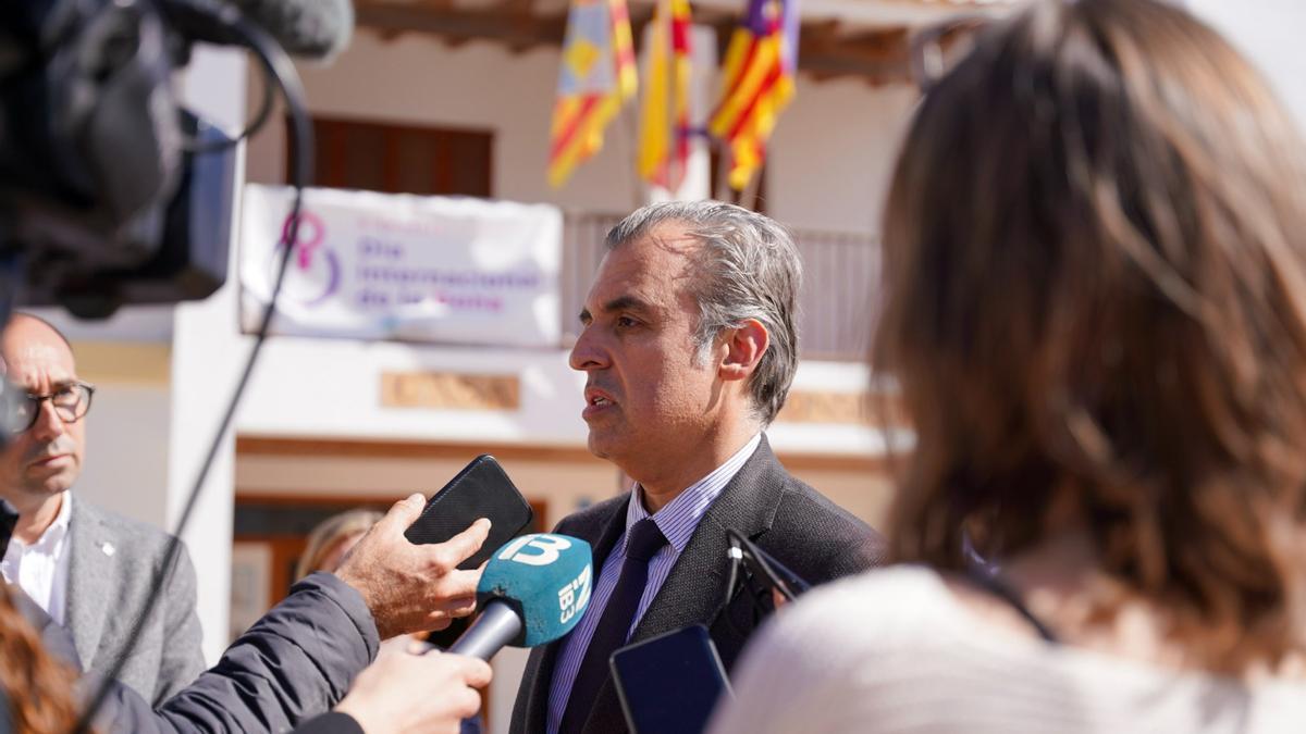 El conseller Antoni Vera atiende a la prensa durante su visita a Formentera.
