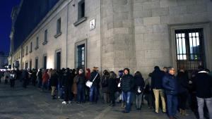Colas de público a las puertas del Teatro Real de Madrid, a la espera de acceder para ser público en el Sorteo Extraordinario de la Lotería de Navidad.