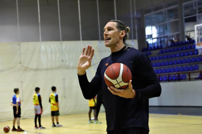 Clínics del exNBA Walter Herrmann en Córdoba.