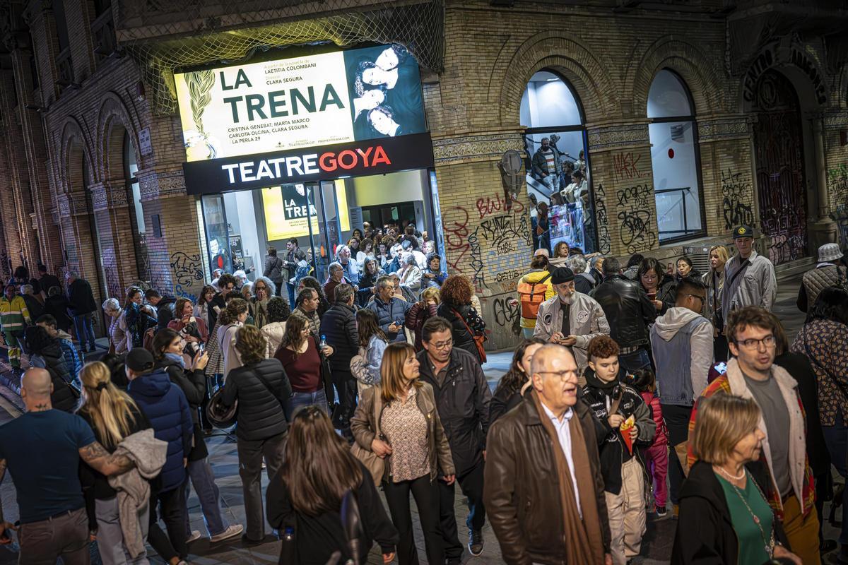 Público en el teatro Goya para ver la obra La trena