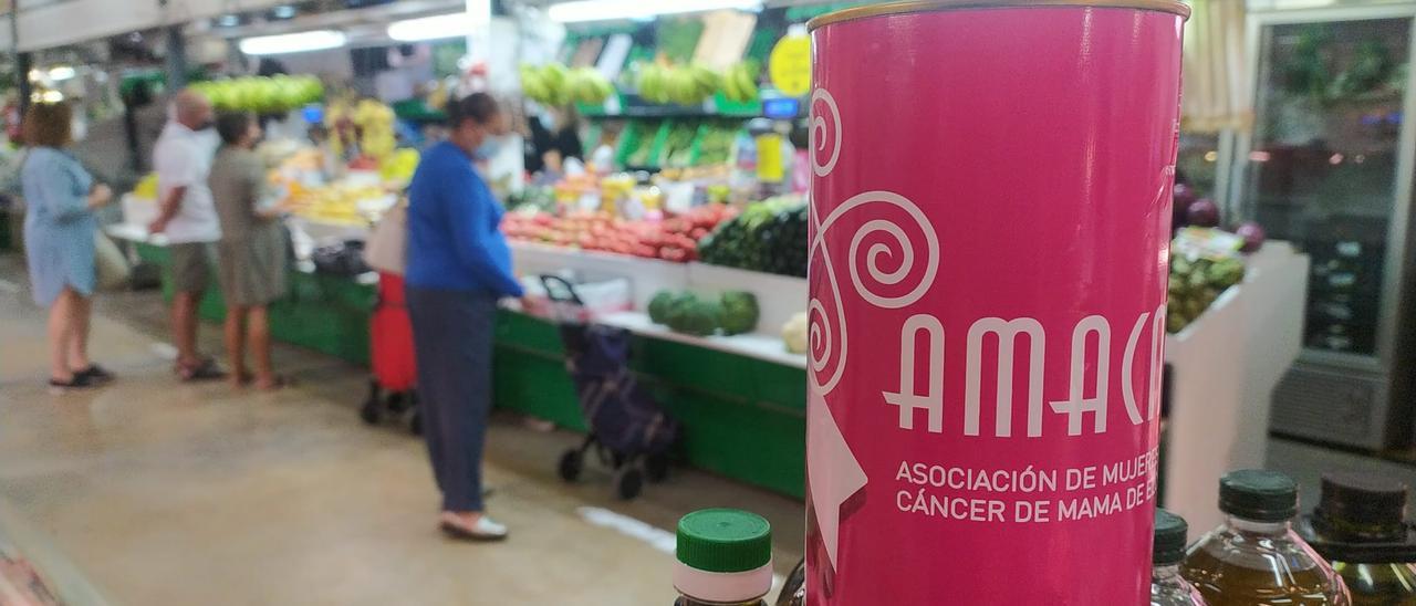 Una de las huchas rosas que han instalado en el Mercado Central