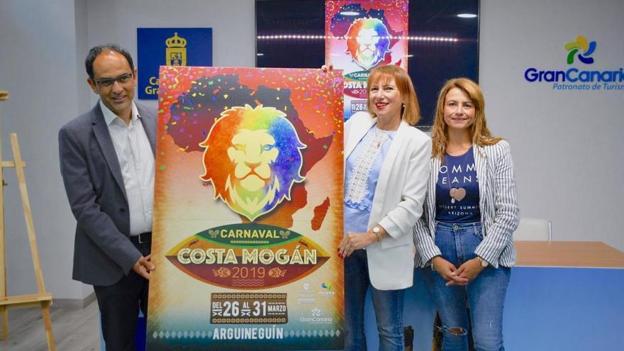 Ernesto Herna?ndez, Ine?s Jime?nez y Grimanesa Pe?rez con el cartel del Carnaval Costa Moga?n 2019