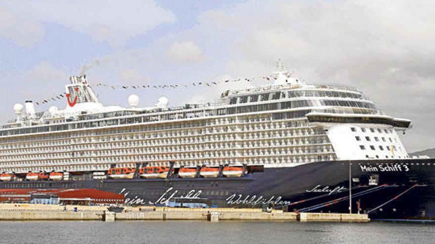 El ´Mein Schiff 3´, ayer en el puerto de Palma.