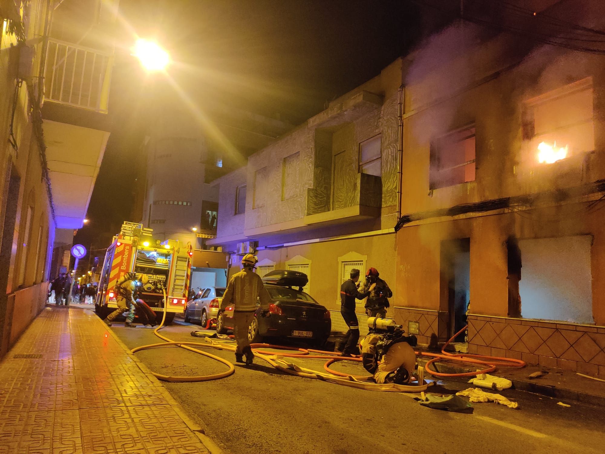 Los bomberos de Torrevieja sofocan un incendio intencionado en una vivienda ocupada por tres indigentes