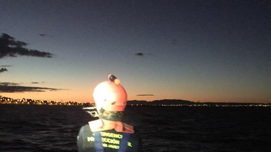 Encuentran en buen estado de salud a la windsurfista perdida en el Mar Menor