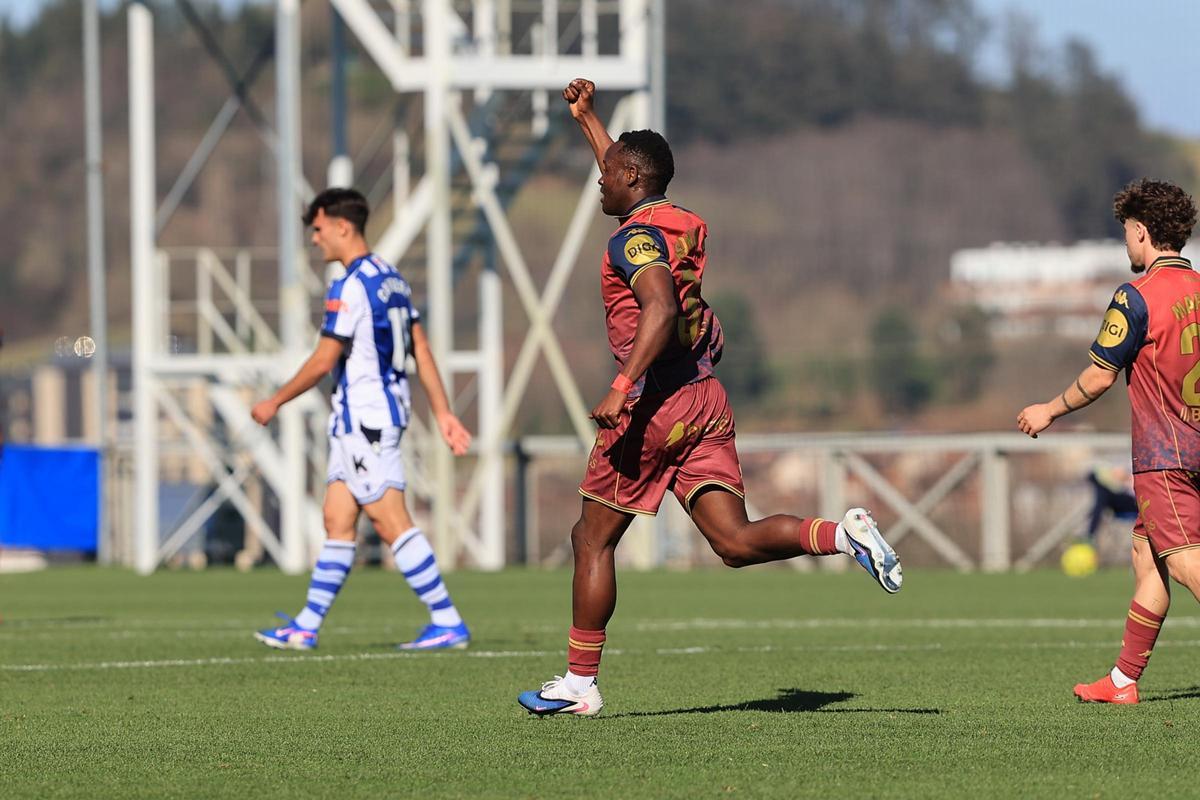Bil Nsongo celebra su gol con el Deportivo