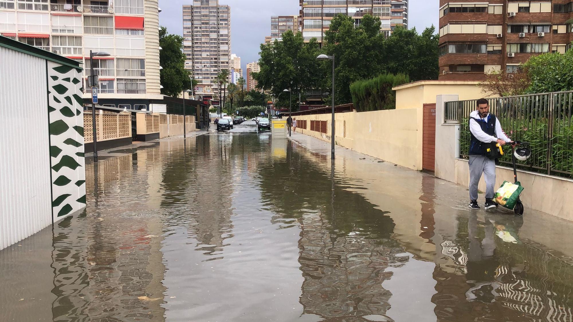 La lluvia inunda las calles de Benidorm