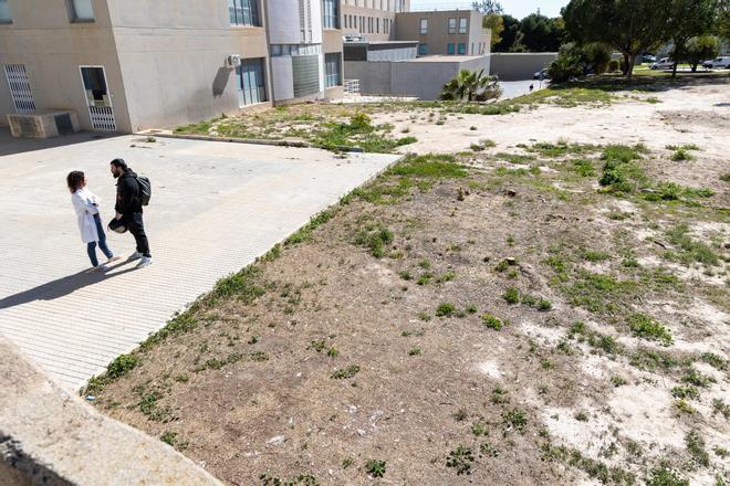 Espacio donde estaba previsto construir el nuevo centro de día de oncología del Hospital de Sant Joan