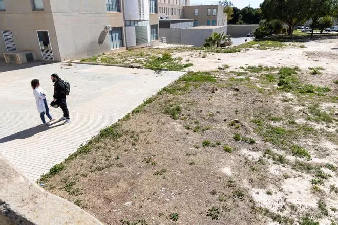 Espacio donde estaba previsto construir el nuevo centro de día de oncología del Hospital de Sant Joan