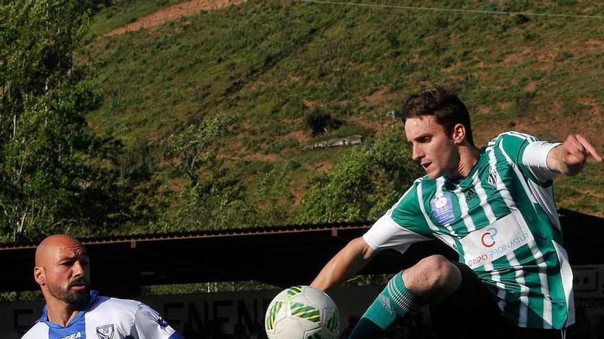 Pablo Sánchez controla el balón ante Miguel, del Lugones.