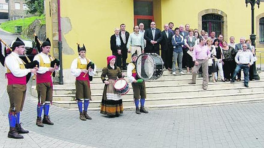 La delegación italiana con representantes del Ayuntamiento de Riosa, ayer, en La Ará, frente al Consistorio.