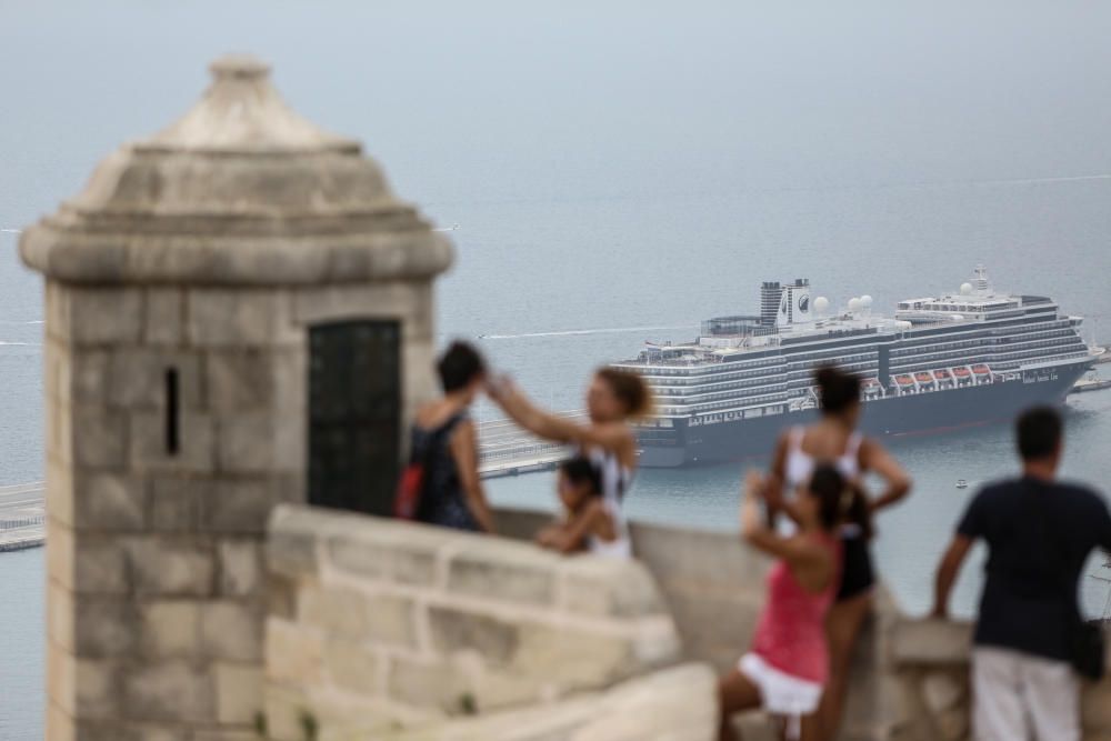 El Westerdam, repleto de norteamericanos y argentinos, hace escala en la estación marítima y llena de turistas el Castillo, bares y terrazas, y las tiendas