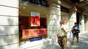 Dues persones passen davant d’una oficina d’ING Direct a Barcelona.