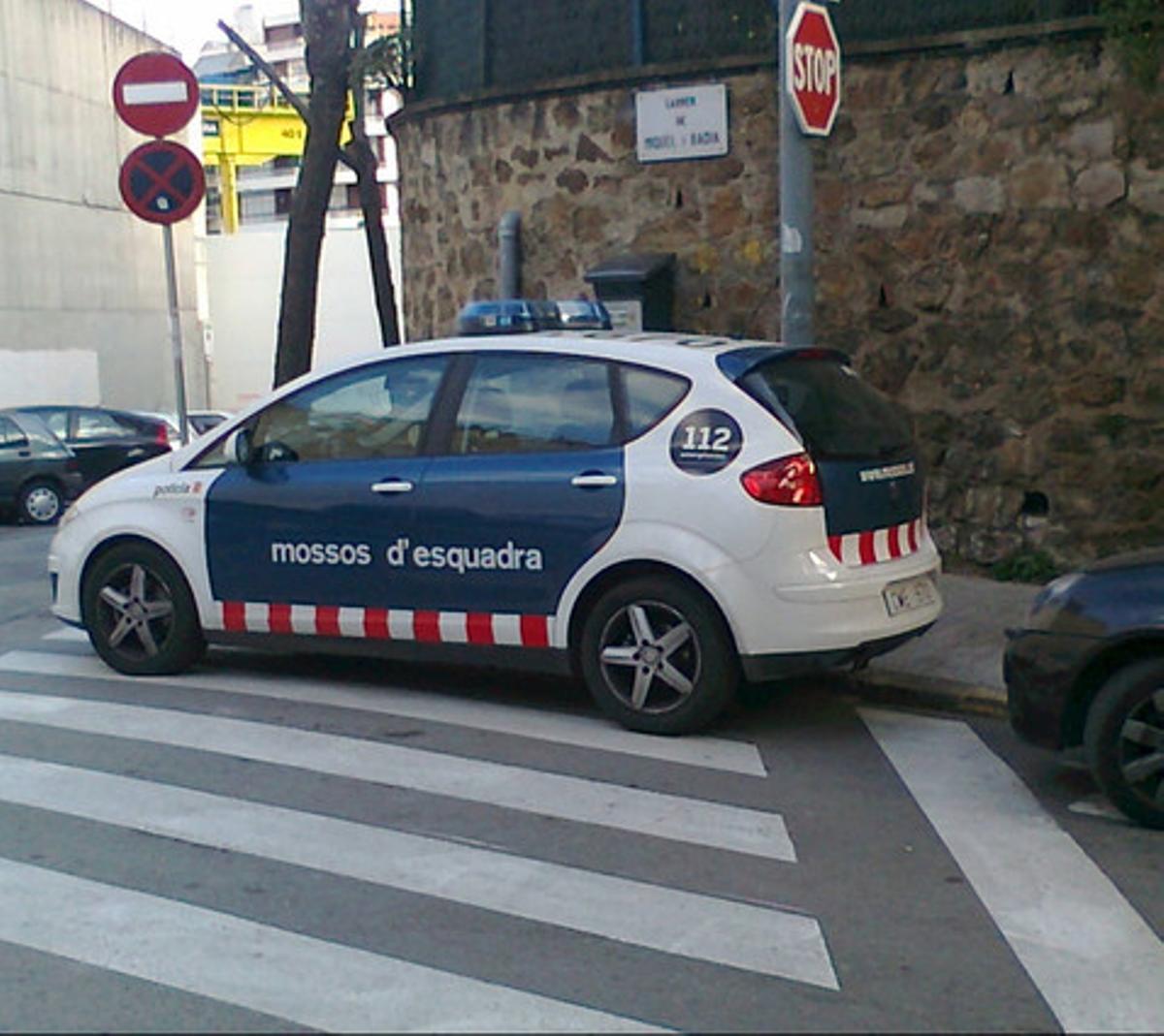 Un mal exemple de la policia. Quan vaig veure aquest cotxe dels Mossos aparcat en ple pas de vianants vaig pensar que els agents podrien estar atenent algú que els havia trucat, o capturant algun delinqüent, però, no. Resulta que era l’hora de dinar del 18 de desembre, dissabte, i van deixar aquí el vehicle (és el més còmode) per anar a un restaurant pròxim. Aquest mal exemple es va donar al carrer de Miquel i Badia, cantonada amb Pompeu Fabra, al barri d’Horta.