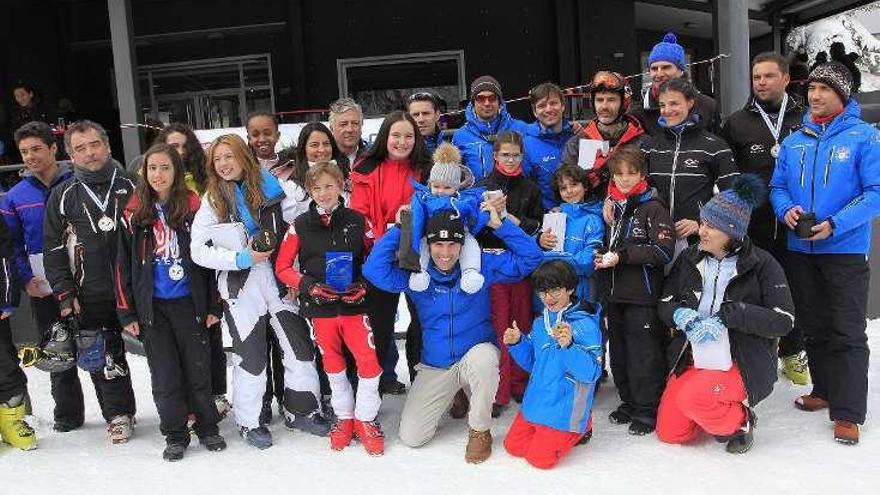 Foto de familia de los esquiadores, en Manzaneda. // FdV