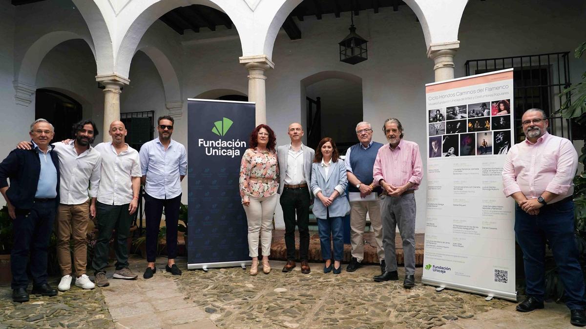 Organizadores y algunos participantes del ciclo flamenco de Unicaja, ayer en el patio del Museo de Artes y Costumbres Populares